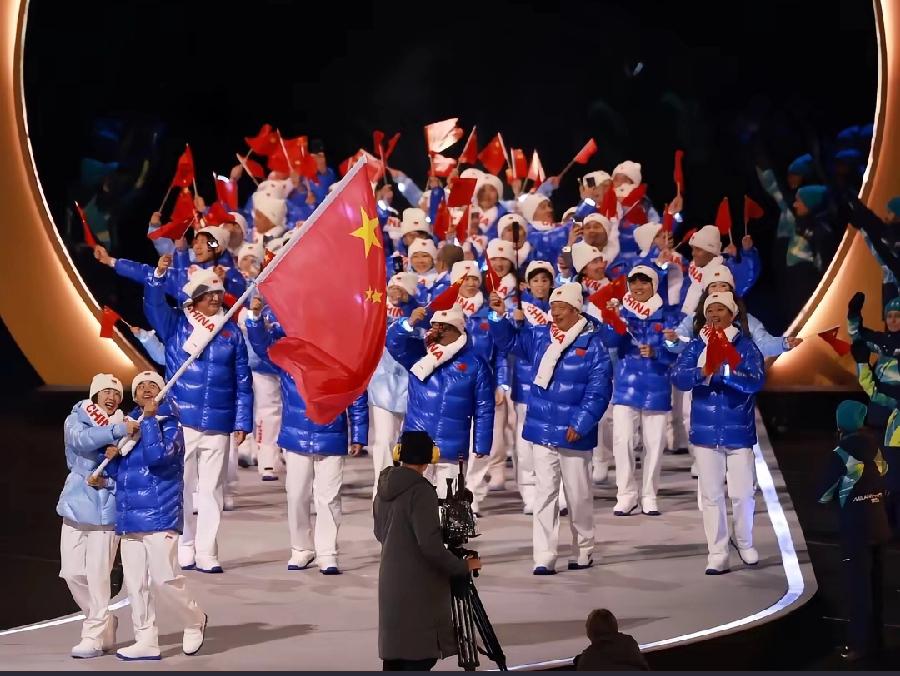 米兰冬奥会开幕式，3支最亮眼国家队:
1、中国队，最爱国，除了旗手举着一面大国旗