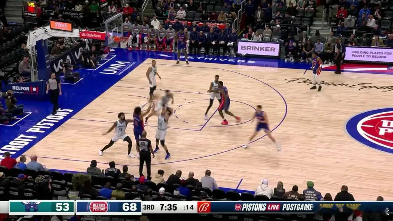 活塞与黄蜂爆发大规模群殴一场普通的常规赛演变成了“全武行”。在夏洛特黄蜂对阵底特