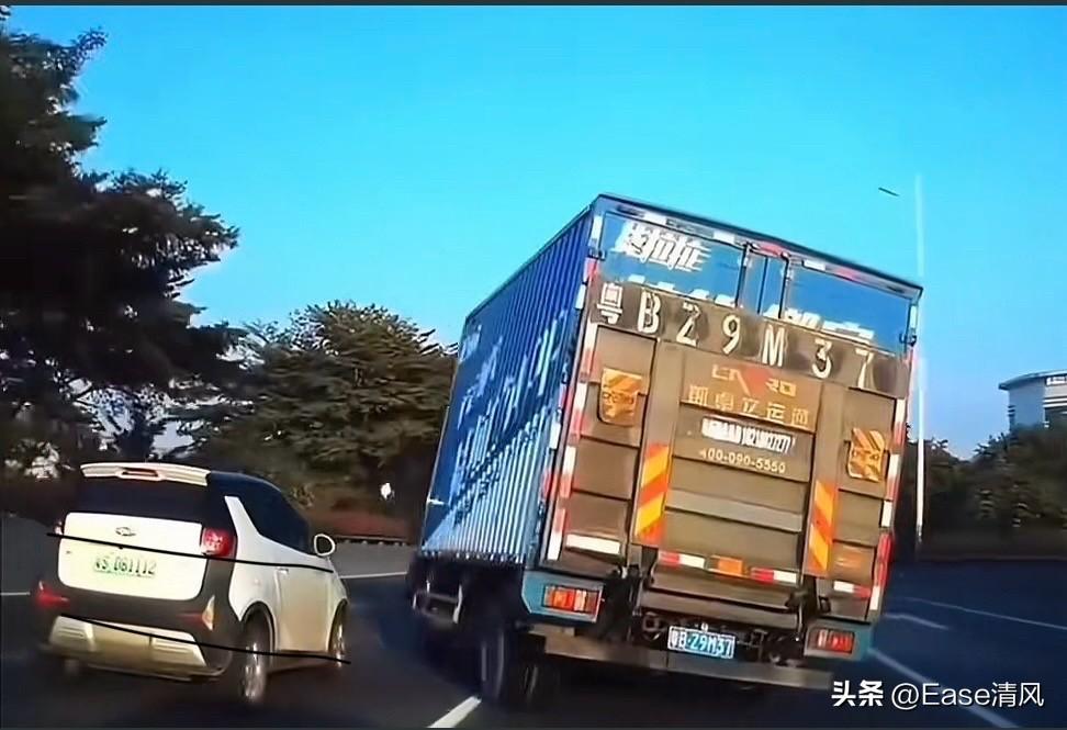 第一眼以为货车失控，再一看原来是为了躲避前方的大奔。追尾和变道都是全责，司机毫不