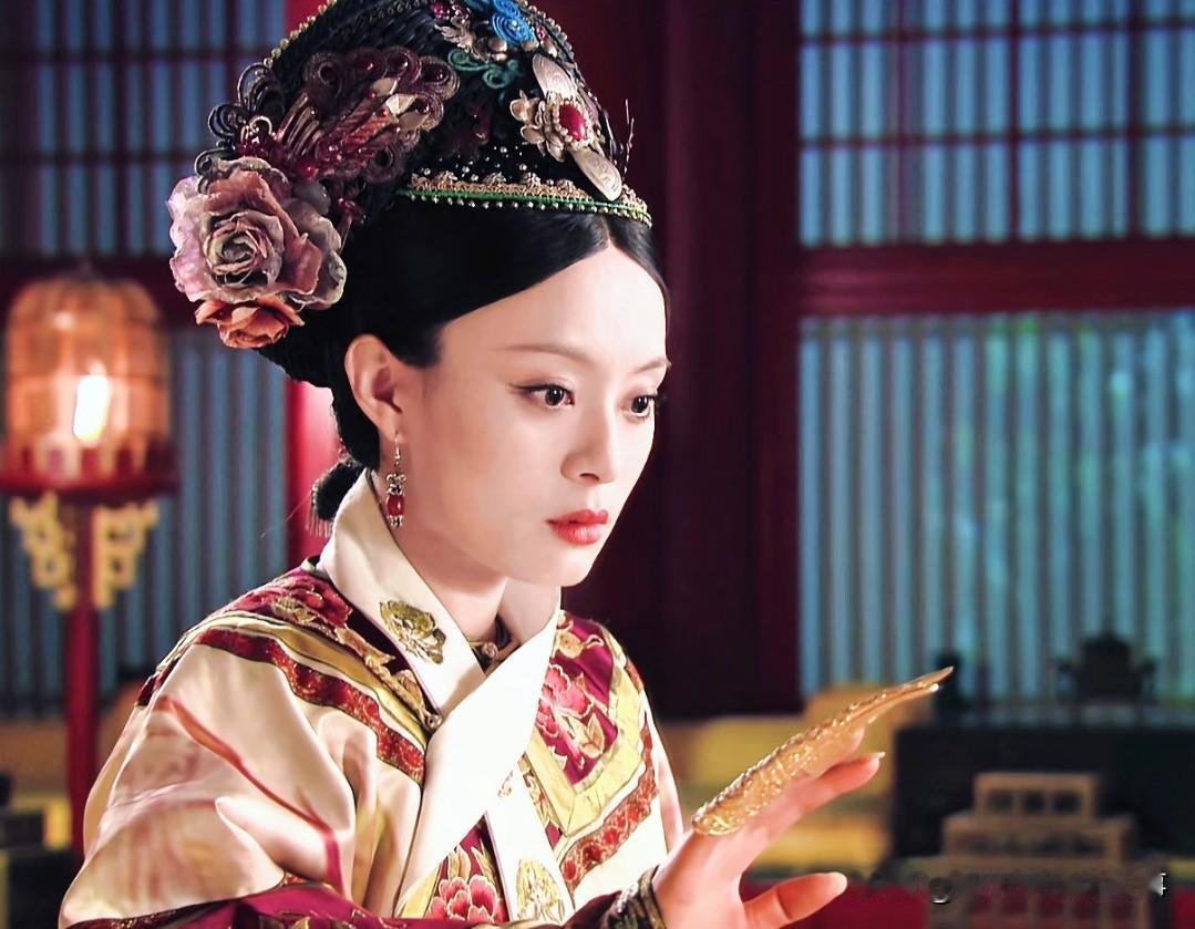 这一刻的甄嬛，哪里是权倾后宫的熹贵妃，分明是偷穿了华贵服制、藏着满心疮痍的菀嫔。