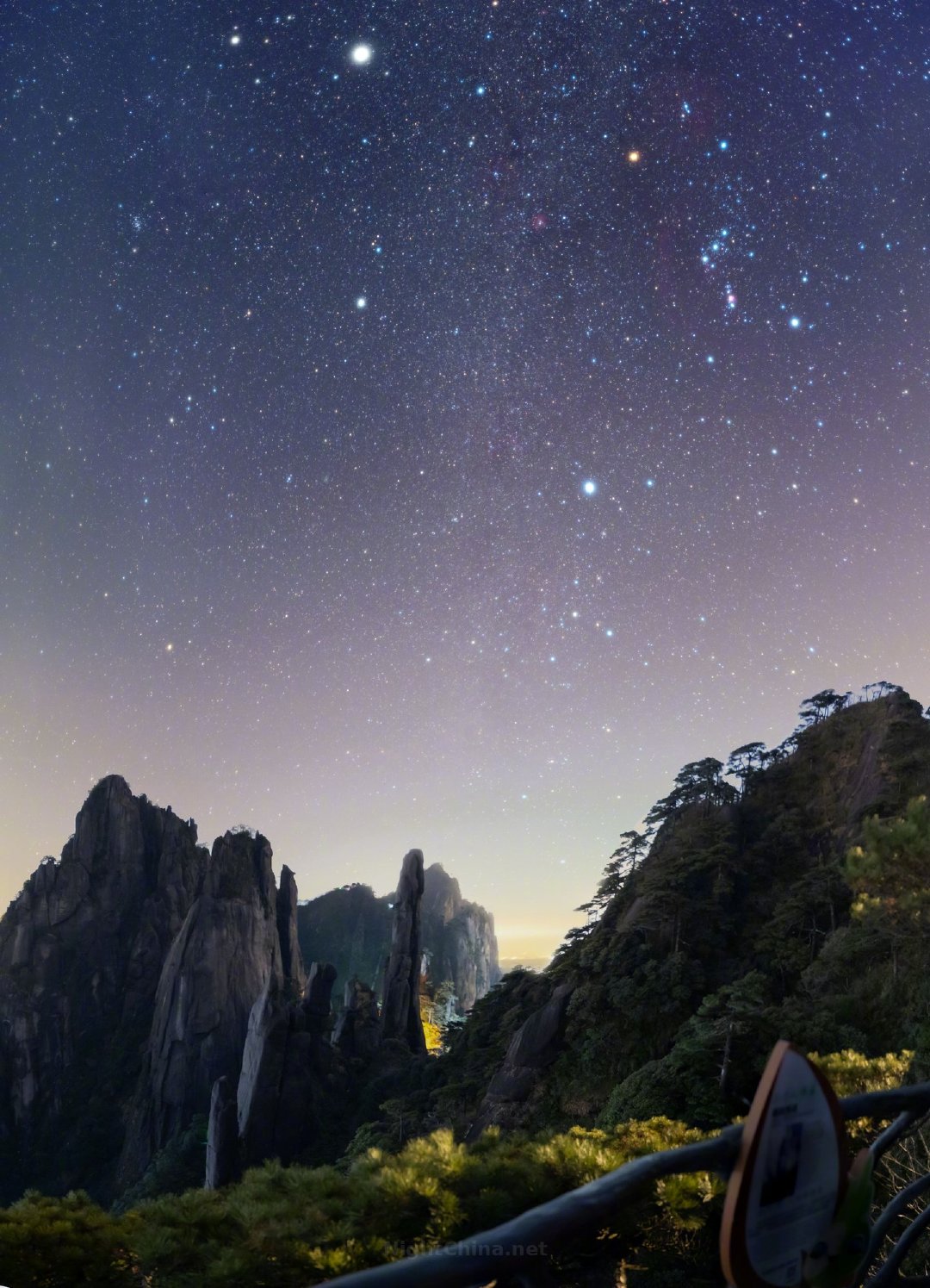 初春的三清山，夜色沉静，奇峰挺拔。斜挂的星河在峰峦间倾泻而下，花岗岩的雄浑与星光