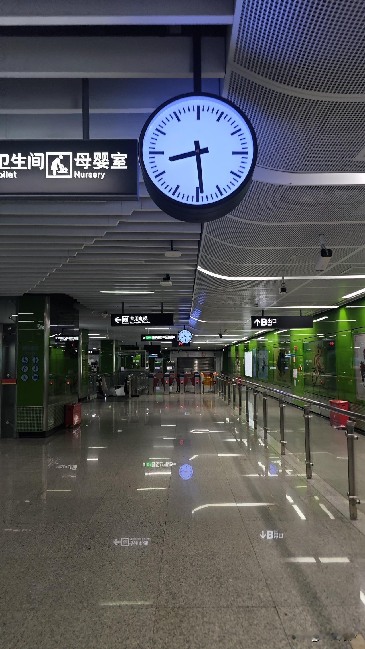 广州地铁已经到这种地步了吗？好久没坐地铁，今天才发现原本就只有两个口的飞沙角地铁