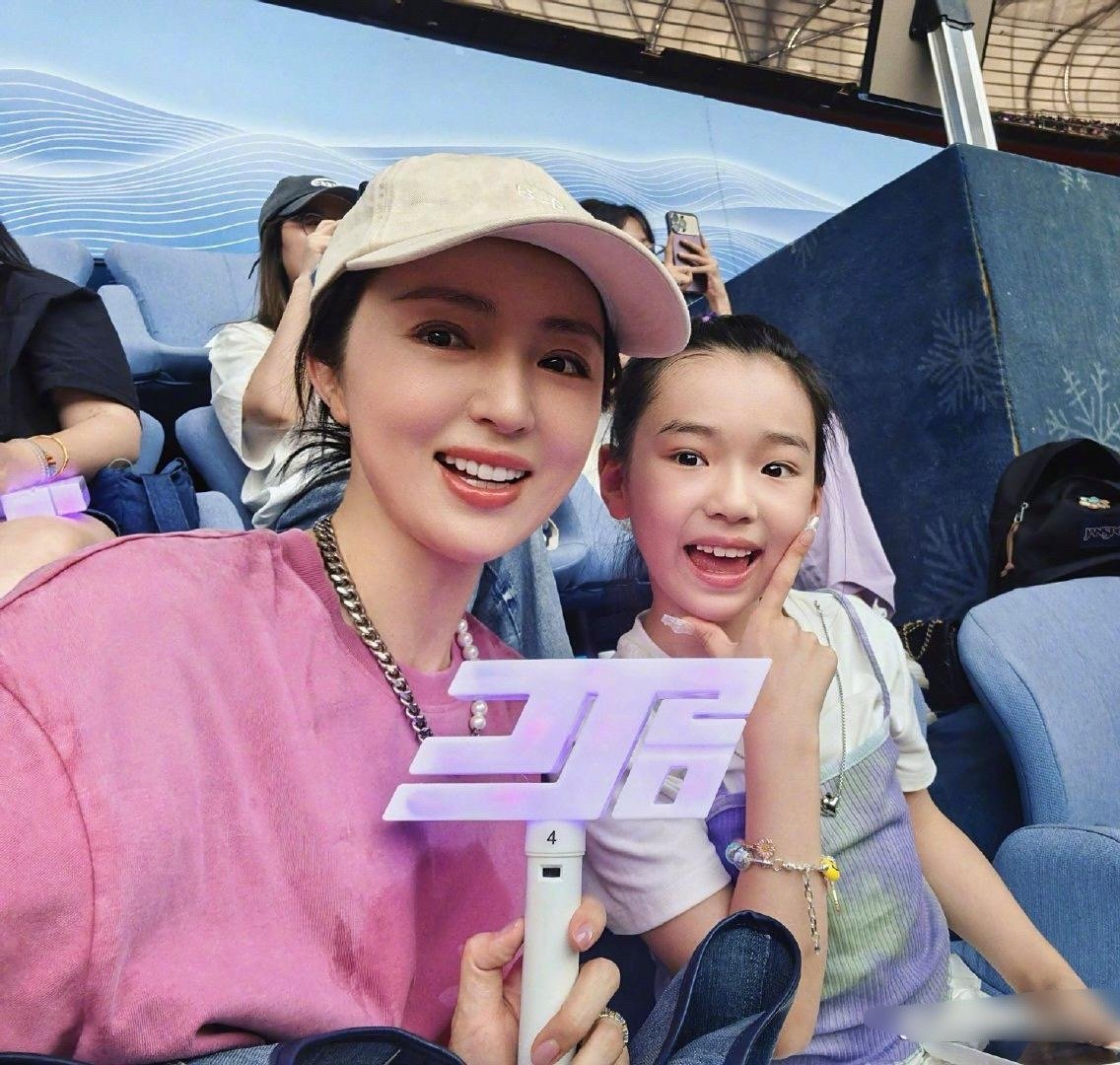 董璇带着女儿小酒窝去看林俊杰演唱会，小酒窝小小年纪就开始美甲，这么成熟的美甲和这