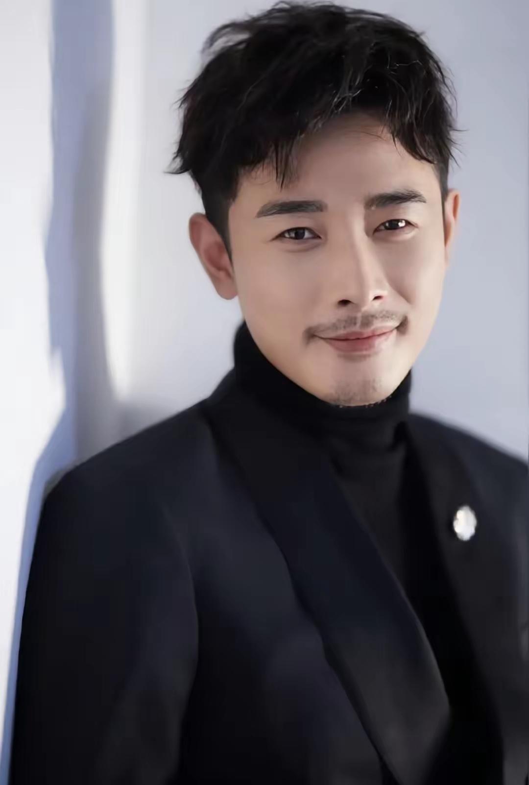 有一种男人，叫罗晋。他的爱，不说，但都做了。
最近关于罗晋的传闻，让很多人惊呆了