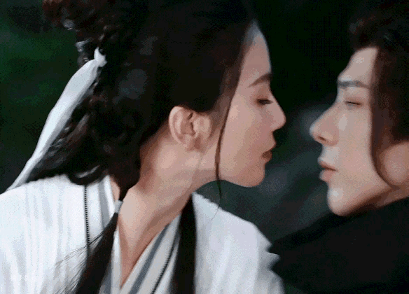 虽然这个吻戏感觉有点儿尴尬，但是这两个演员我都非常喜欢呢，还是很科刘宇宁和刘诗诗