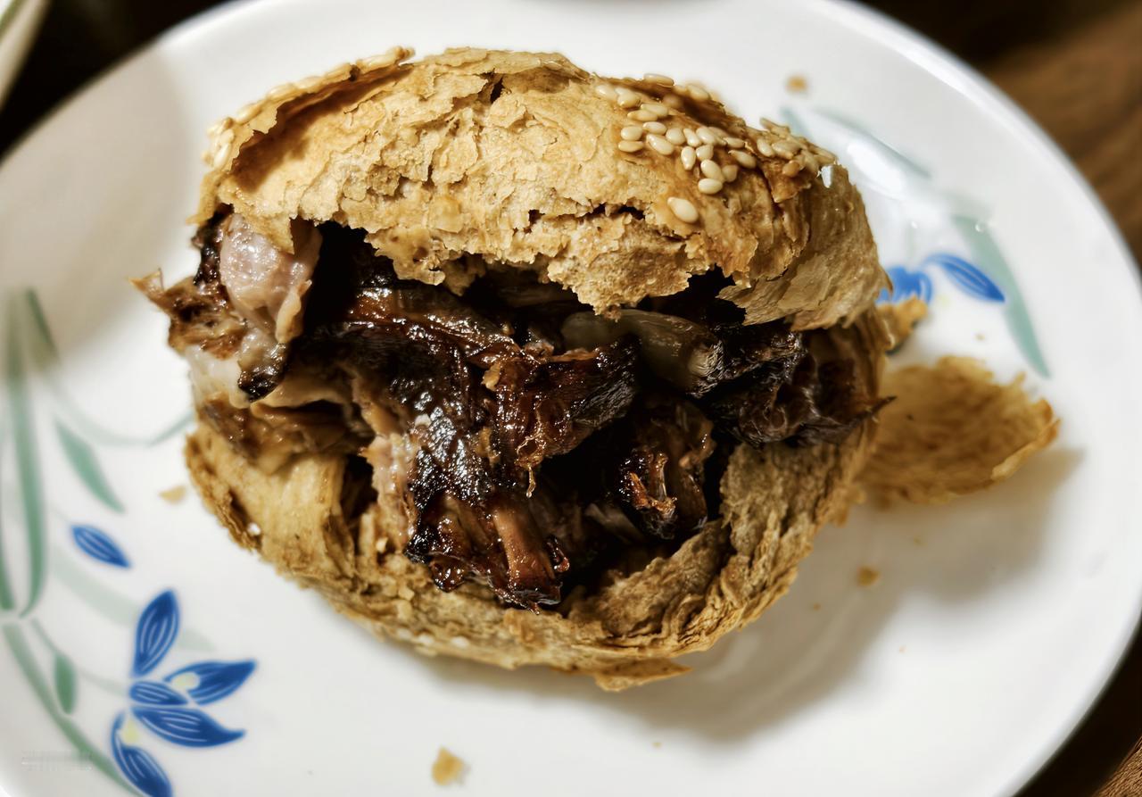 斋月第十四天的晚餐，是烧饼夹烧羊肉。我买了个六斤多的羊腰窝，挑出做饺子馅的肉后，