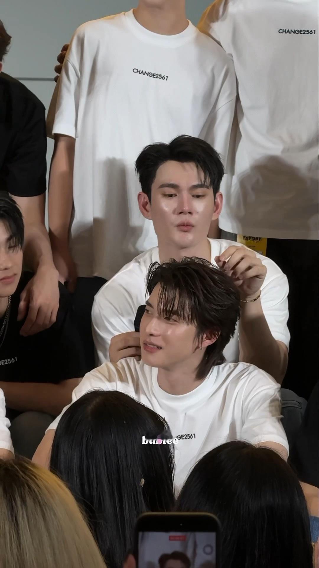 ©hellobublee他还是那么爱研究krt头发 