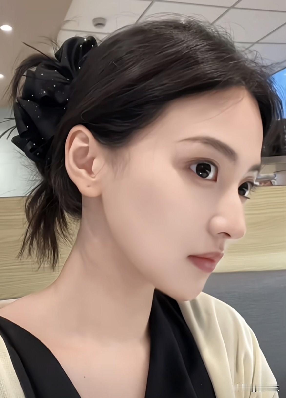 侧脸确实比正脸好看，正脸比大部分人好看～同感的举个手。[偷笑]