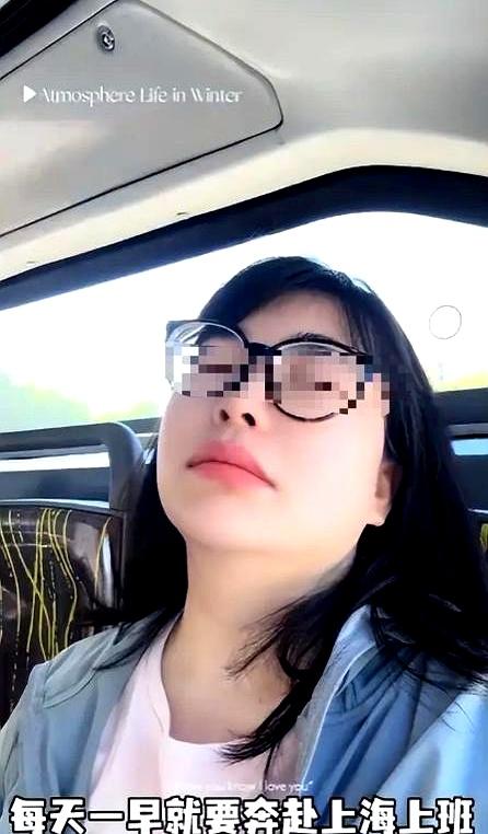 每月掏3000专门通勤，早上5点多起，单程2.5小时，这位杭州临平姑娘火了。
被
