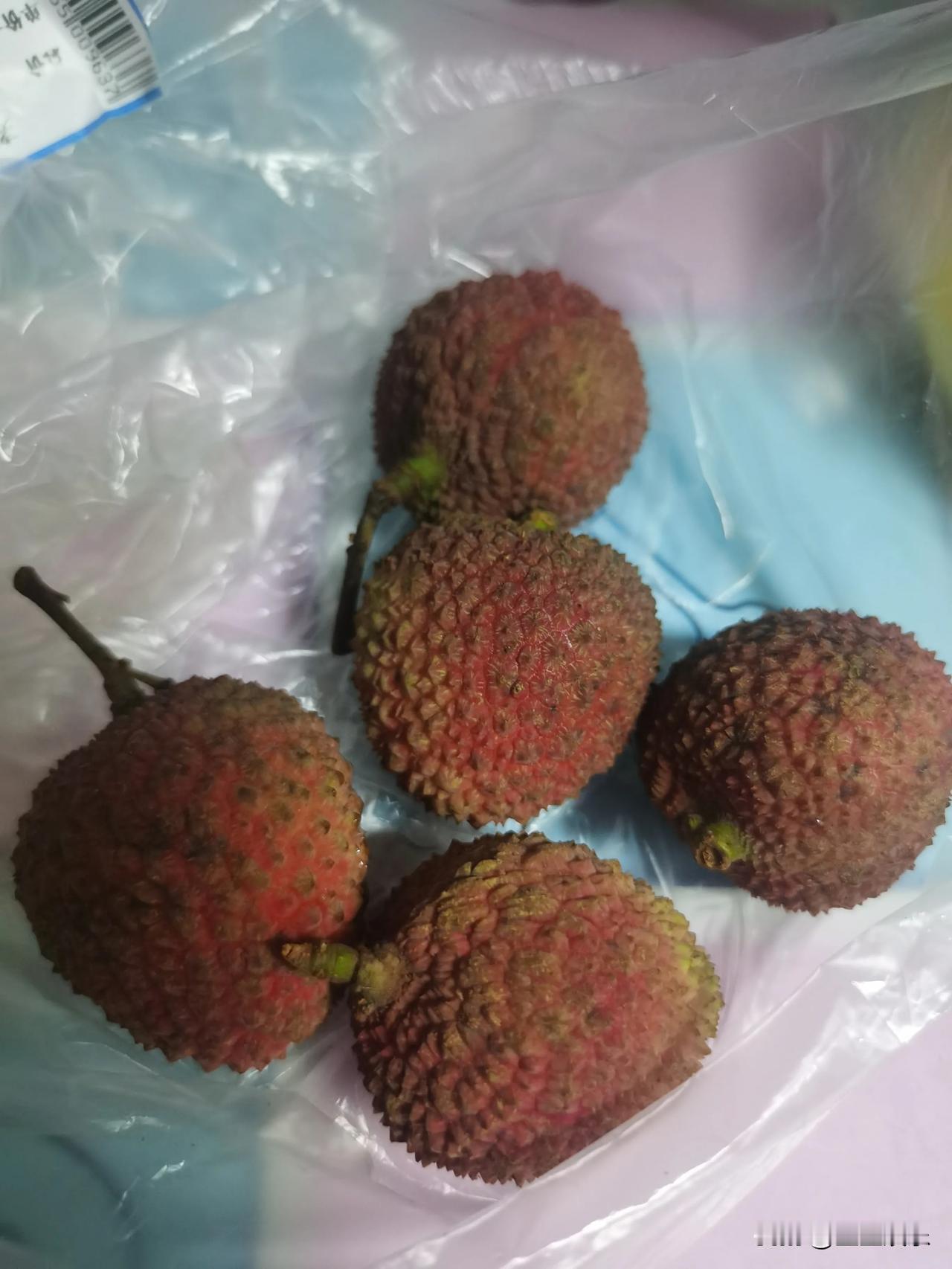 今天去超市买了点荔枝，看着挺好的，红红的，大大的，关键还便宜，才7块钱一斤，买了