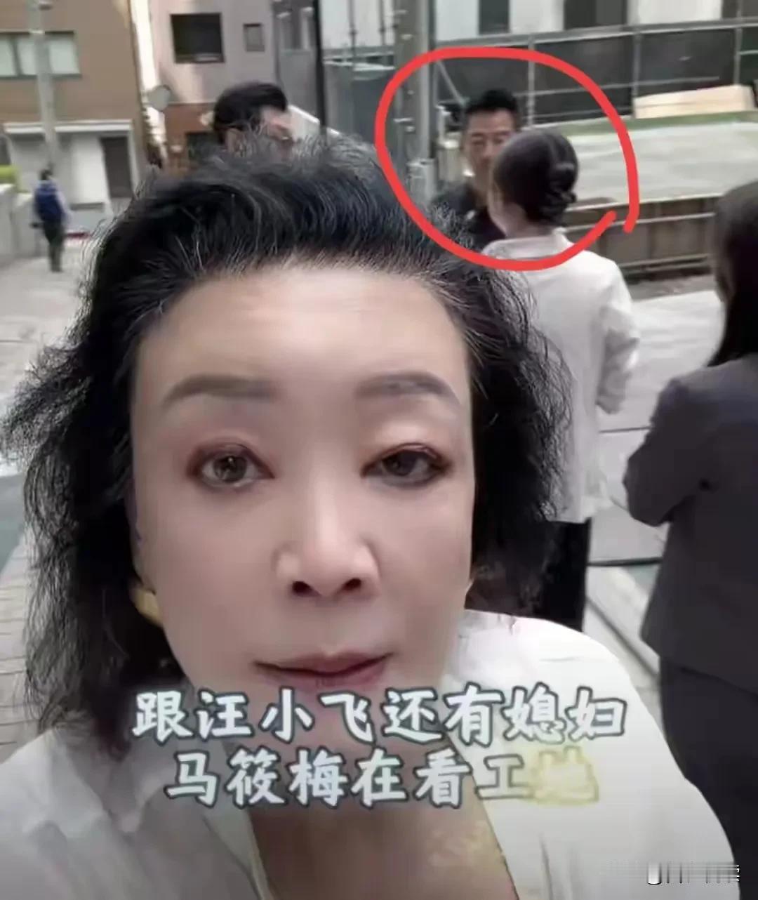 看到湛兰又发新视频了
说跟儿子儿媳在看工地

不是在国内是在本本国
酸辣粉真的要