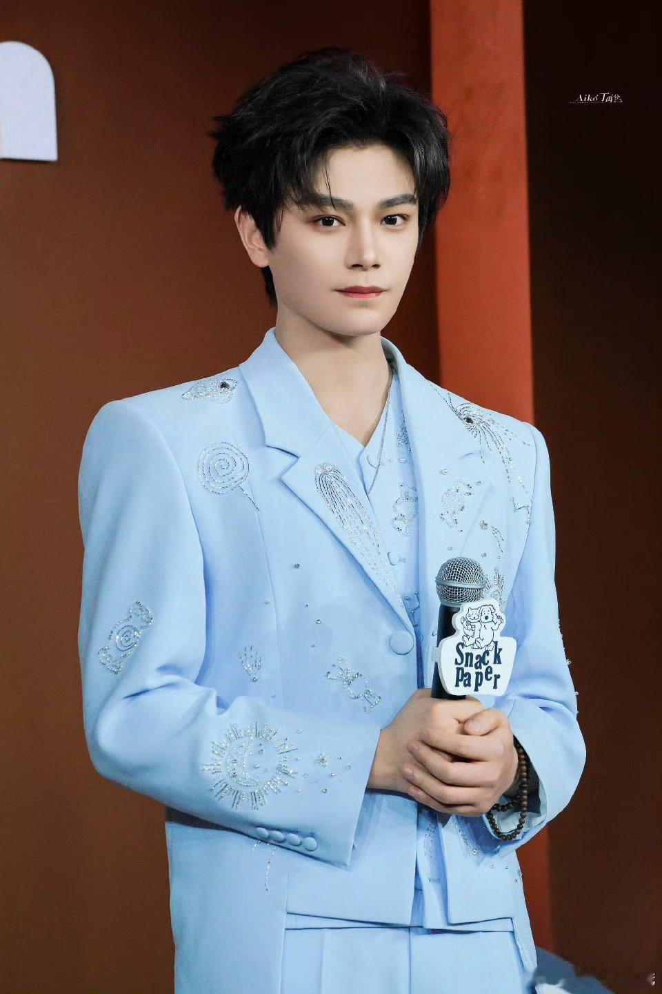 丁禹兮兮线下活动生图状态太好了。。蓝钻西装真的很矜贵优雅啊 