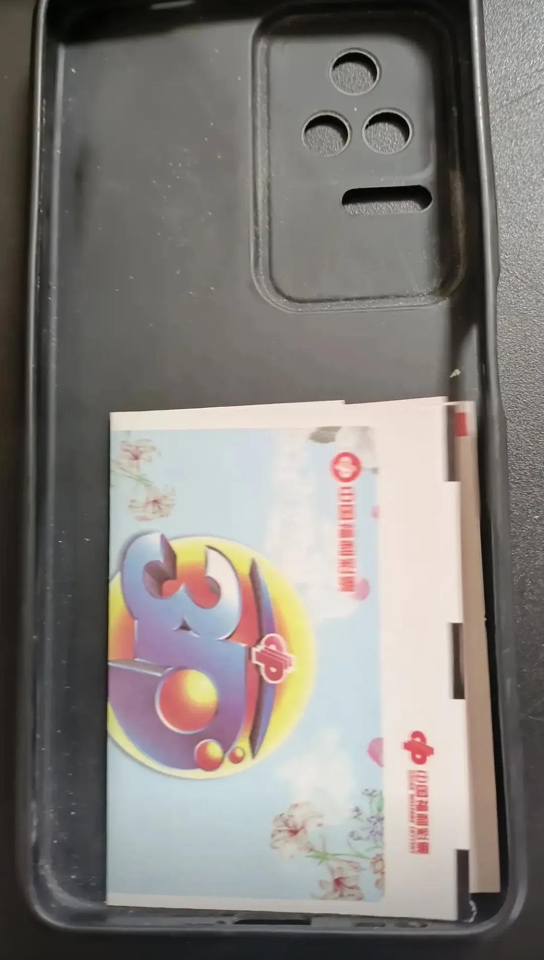 听说每一个手机壳，后面都有一个重要的人，而大部分女生手机壳后面则是身份证，但我的