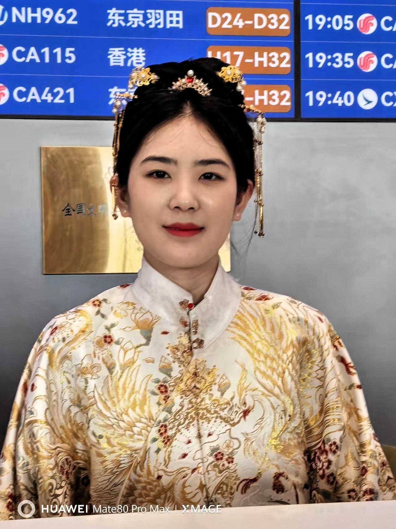 也许有一天重大礼仪活动都会穿汉服。今天路过首都机场，一眼就被服务柜台的工作人员惊