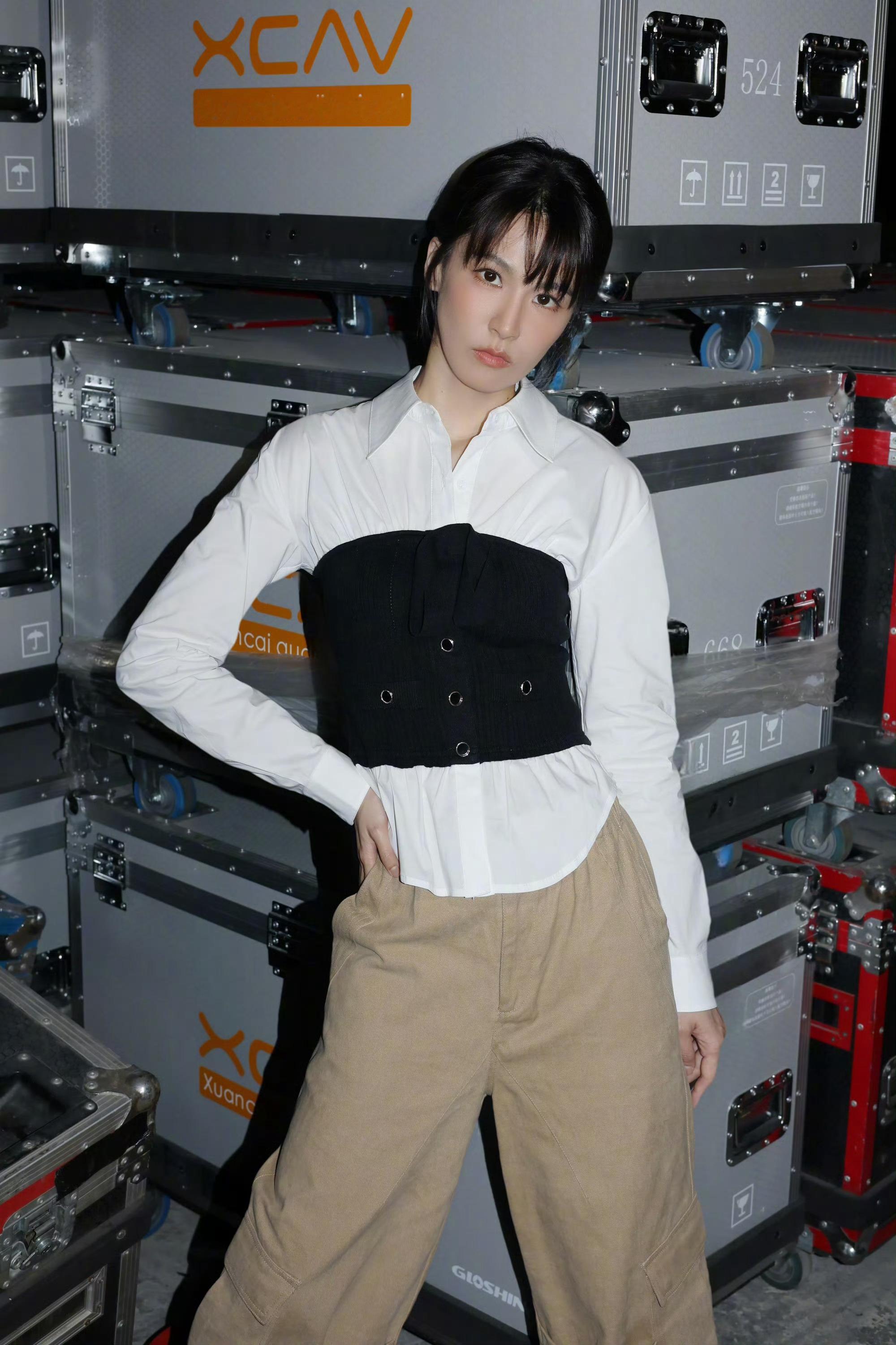 曾沛慈这个妆造萌哭了此女就这样冷脸萌翻全世界！ 期待明天的《篇章》呀