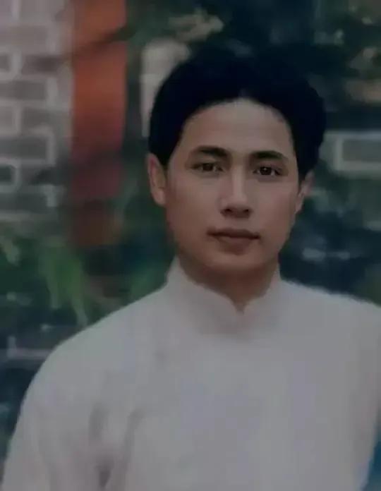 在中国电影历史的长河中，扮演过的毛主席的演员起码有十多位，但演的最成功最传神的只