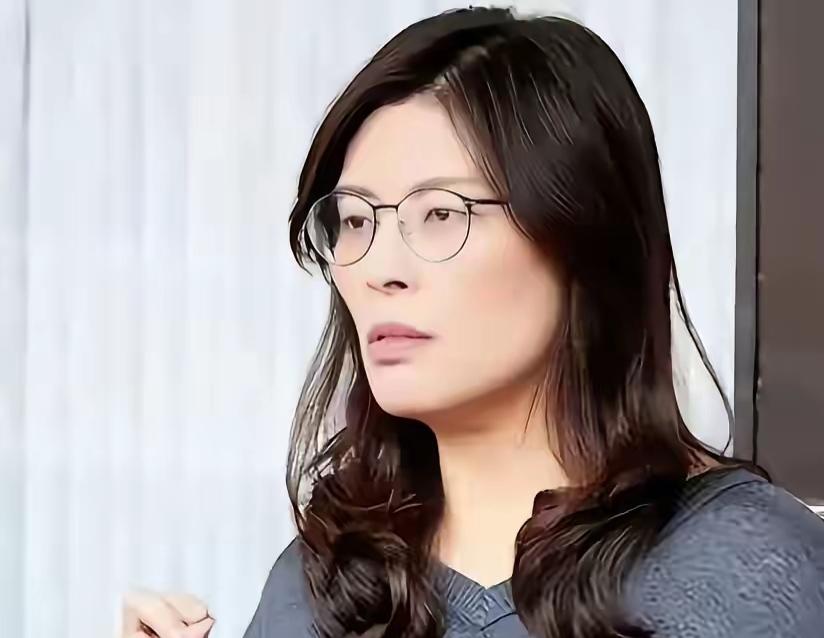 滤镜彻底碎一地！赴美镀金梦翻车，中美对待差距太真实
 
不少人总觉得国外的月亮格