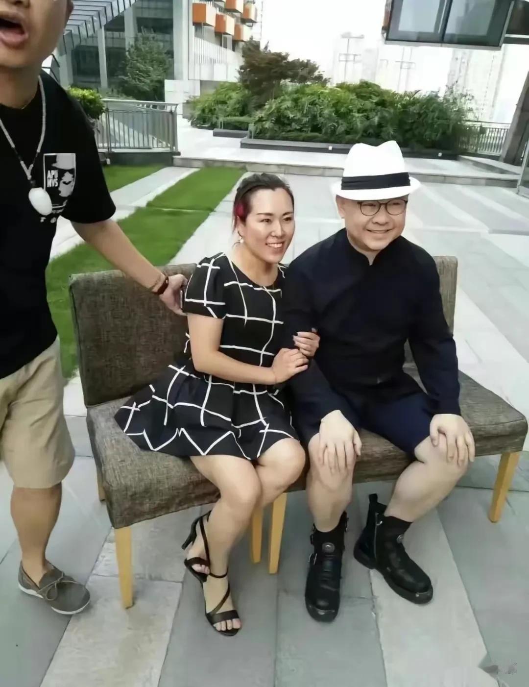 8月30日，网上突然出现一张刀郎与女粉丝的合影，让人没眼看！[黑线]

如果问，