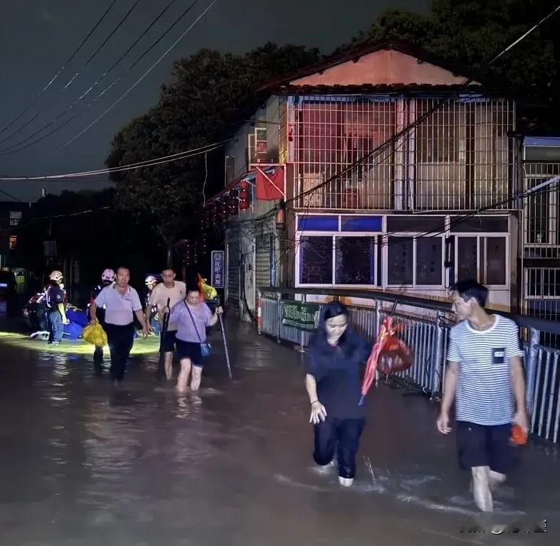躺平真不行？它也需要门槛？福建莆田遭受暴雨袭击，大批房子倒塌，据当地人说，每隔两