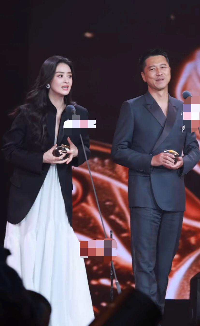 去年在上海见过一次蒋欣，她本人很瘦、很白、很漂亮、个子也高，关键是非常有礼貌。