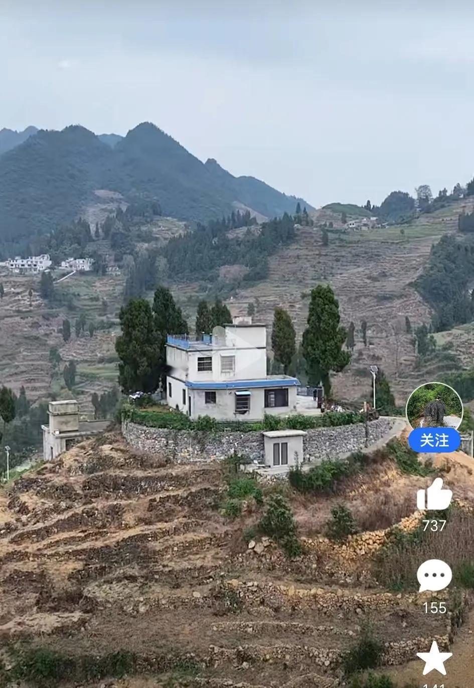 得高高人指点后，这位大兄弟就把房子建在这里了，应该是这座山的最高处。

这是贵州