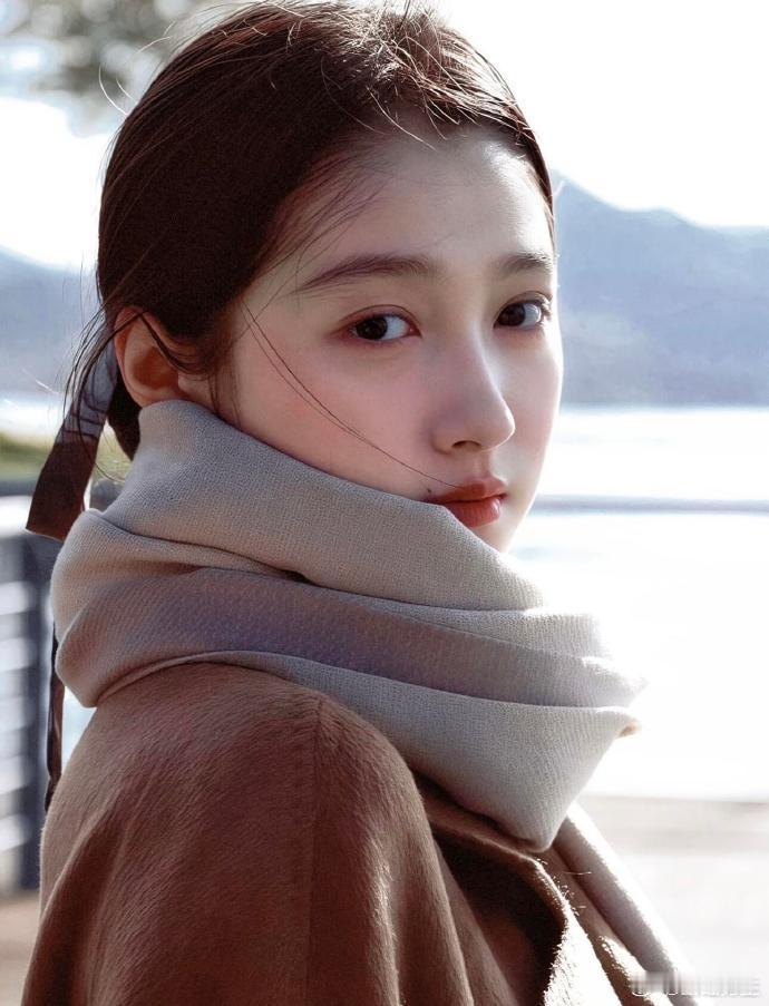 没有不夸关晓彤的义务 大波浪造型太绝了！秒变气场全开御姐，和黑长直的清冷感反差拉