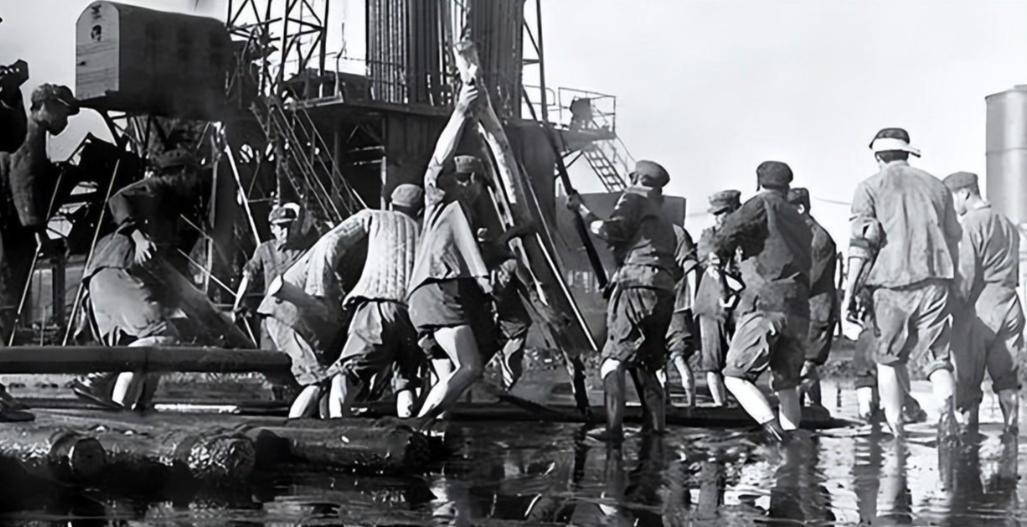 1930年，一支日本勘探队在松辽平原挥汗如雨地钻井，钻头已经深入地下1000米，