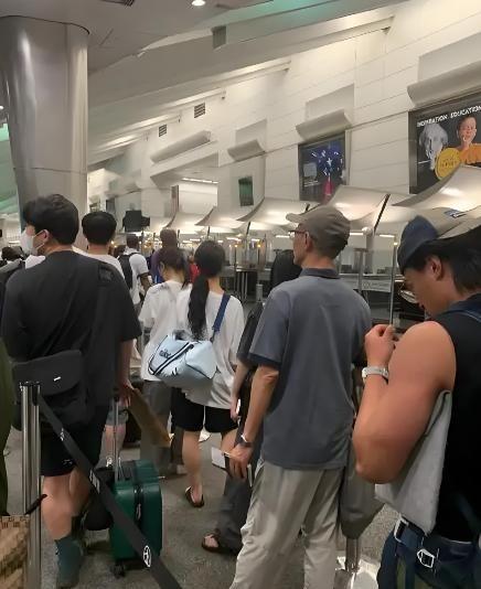 一个欧洲人来到中国，用 3000 欧元换了 25000 人民币。他在中国尽情玩乐