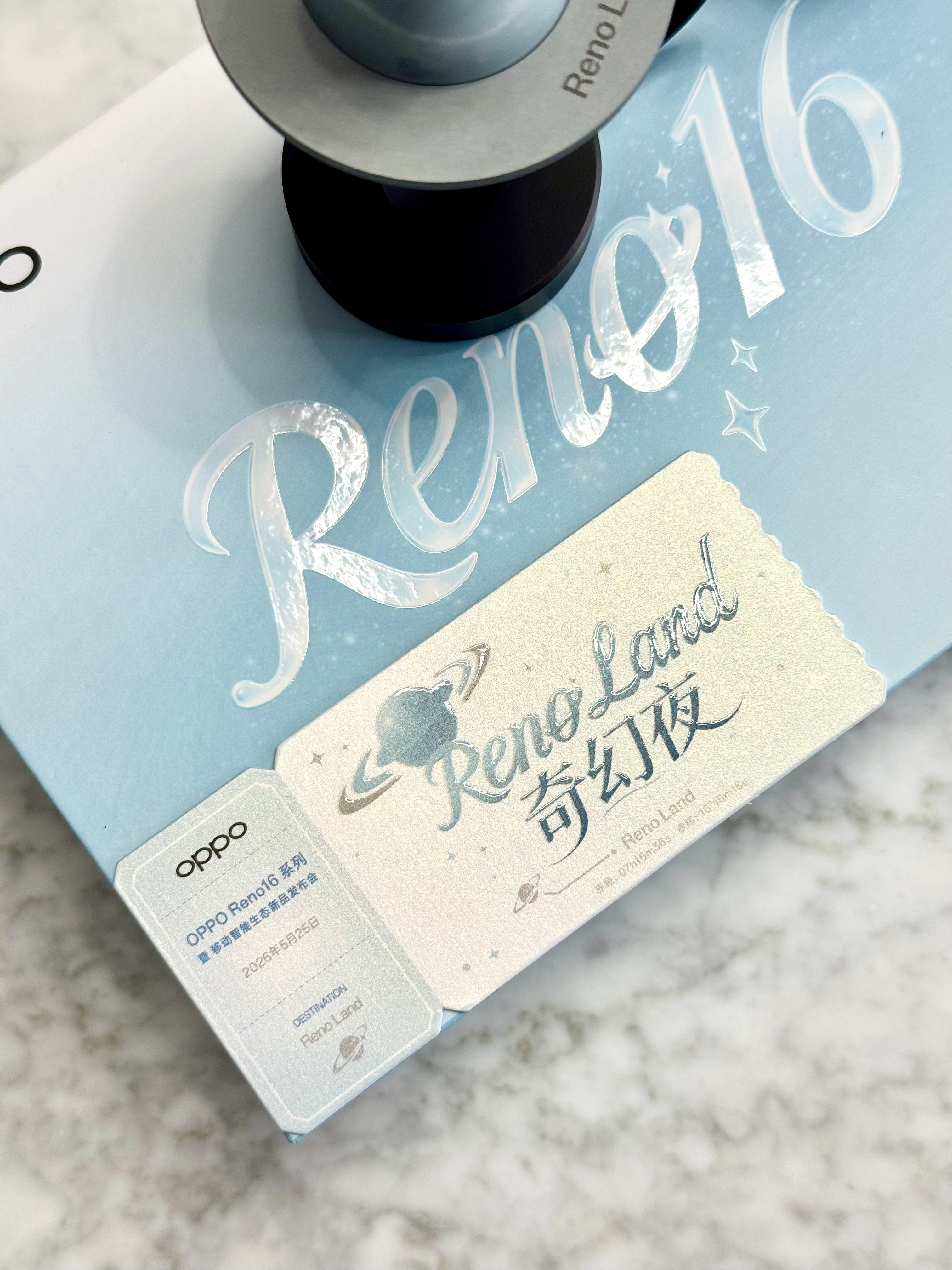 OPPO Reno16发布会邀请函，是一个悬浮行星扩香器摆件，星环刻有RenoL