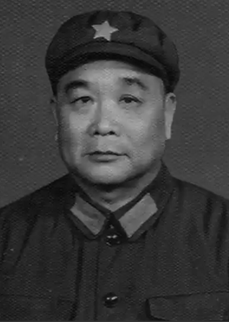 1950年夏，恩施通往来凤的土路上。军分区司令员王定烈的吉普车，刚驶过第二个山坳