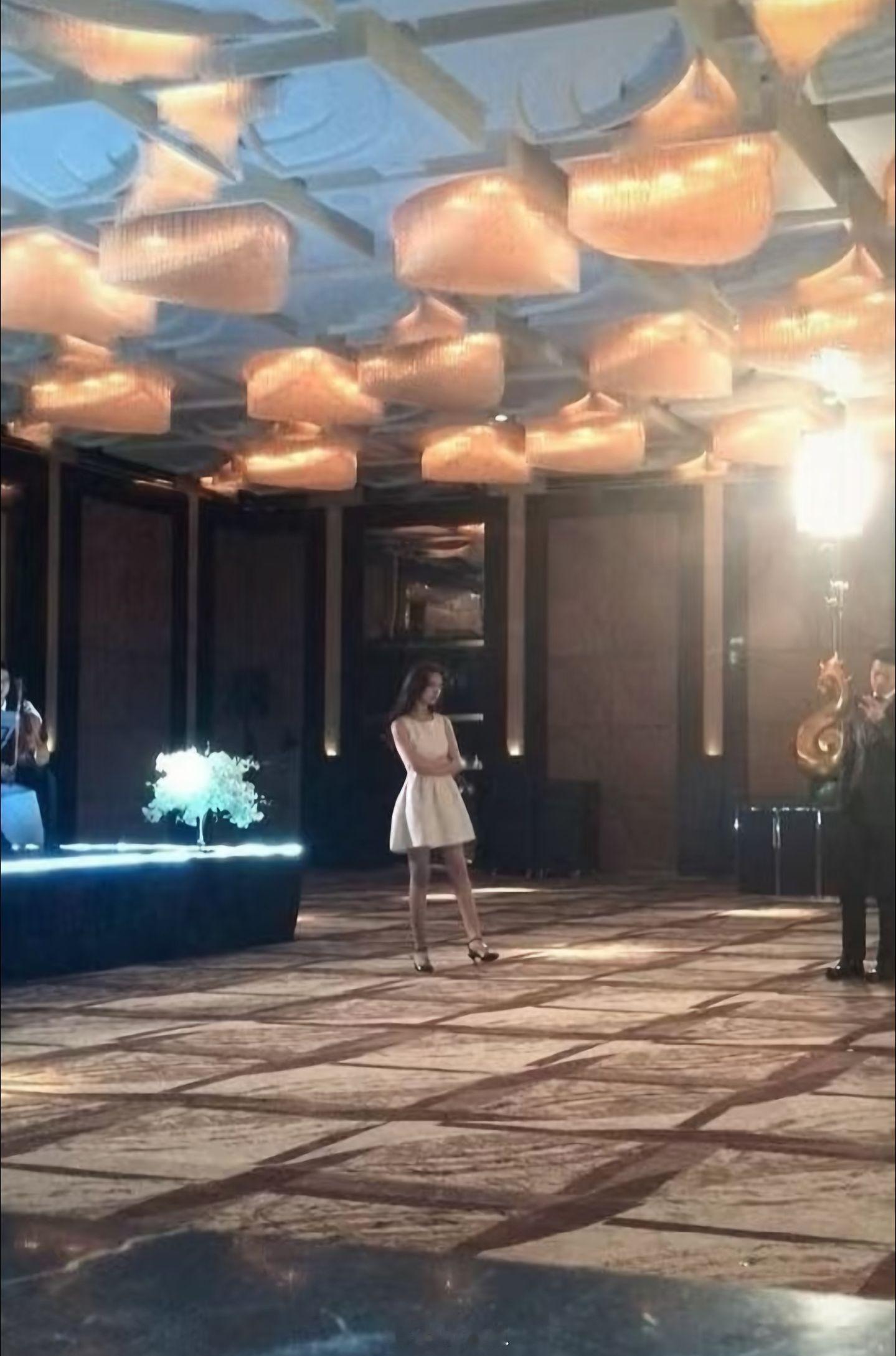 刘亦菲[超话]原来 倾国倾城的美女是这样的吗 老远属于大美女的气质就扑面而来 哪