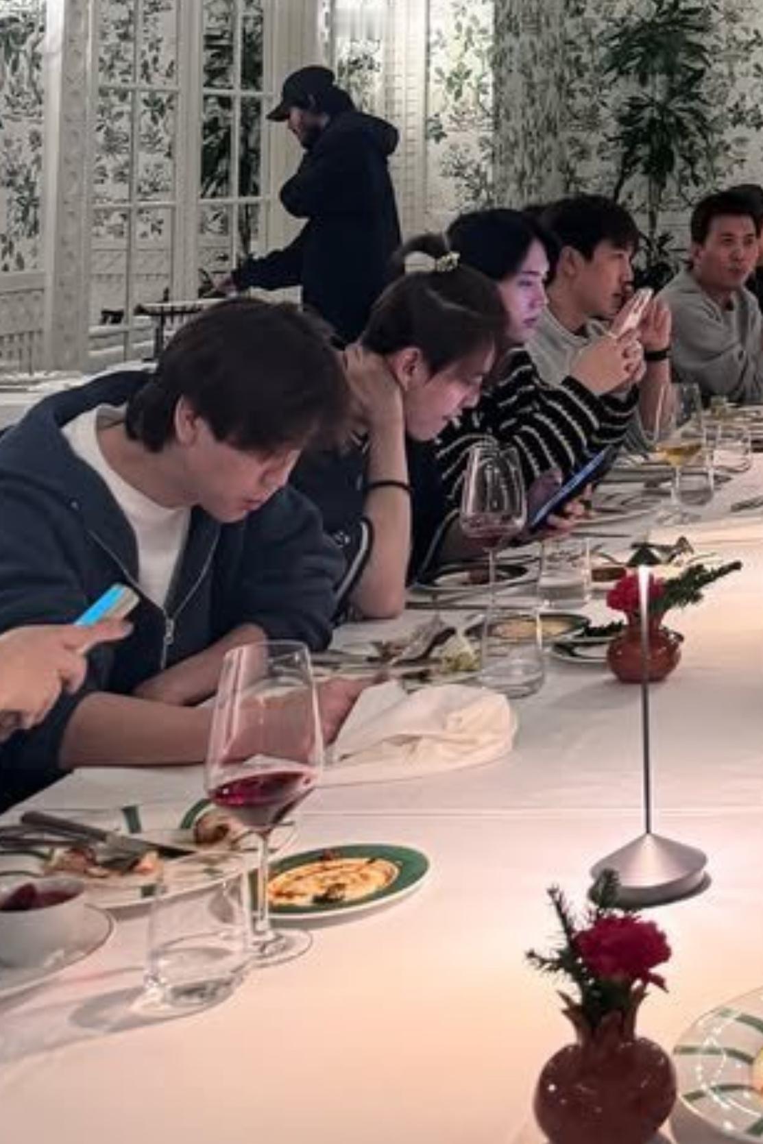 Wow，他们这一群人这几天🍷没少喝啊～感觉看到的每一餐都得喝两口～微醺，挺好，