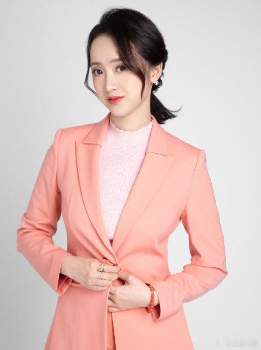 【香飘飘董事长90后女儿任公司副董】8月25日，“奶茶第一股”香飘飘（60371