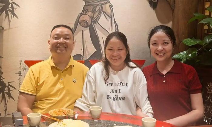 近日据相关媒体报道，33岁的千万富翁王晓举在四川与失散多年的生母王宁春相认。
 