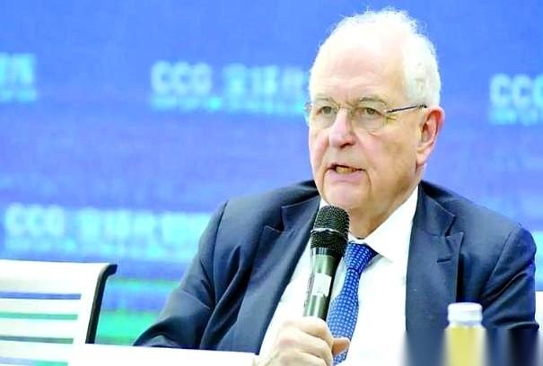 一个美国专家终于把话说透了：中国不靠打仗不靠殖民就能崛起，这让美国“极度不适”。