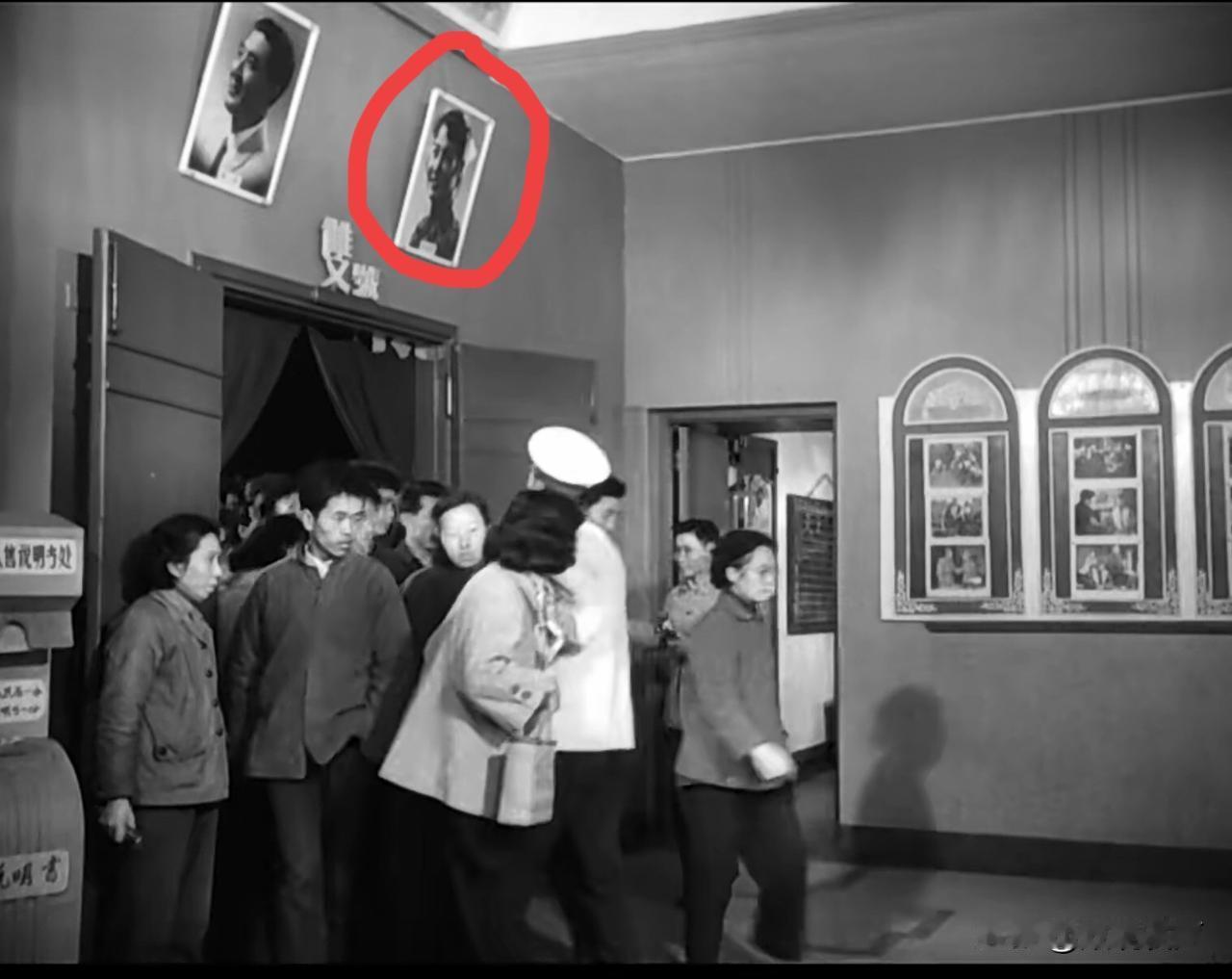 1962年选出的“22大电影明星”的照片，那时就挂在影院。几十年过去，他们在海报