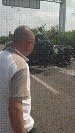 这辆车到底经历了什么，车上的人还好么？
4月13日，贵州，这个牌子的车相信绝大多