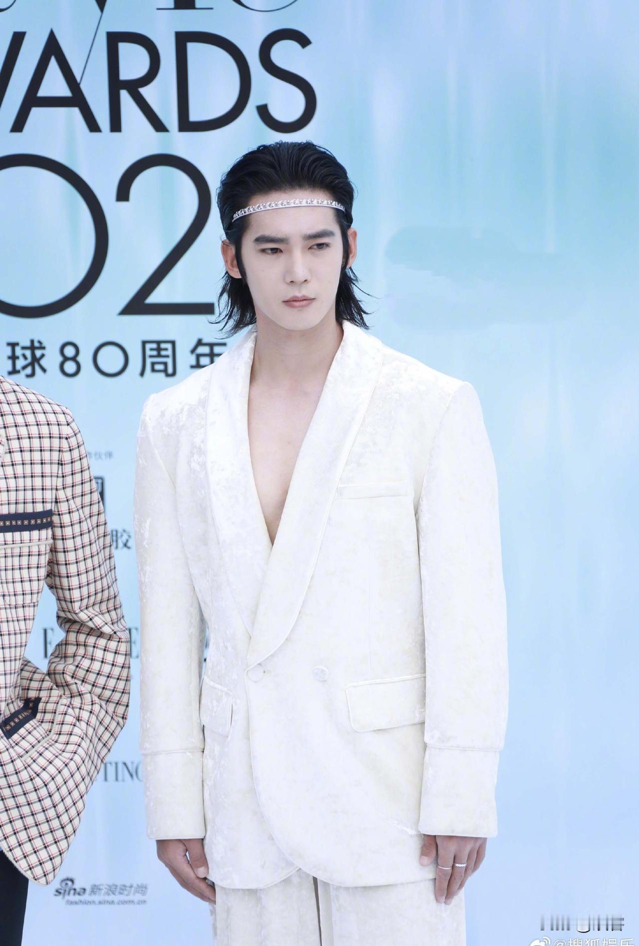 ELLE红毯图来啦，于适打头阵，抹额造型好帅，李沁，钟楚曦，张婧仪、邓恩熙、张馨