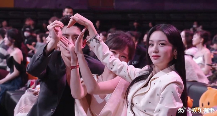 【2025微博之夜盛典】敖瑞鹏周也文淇花式比心 花式比心中！ 