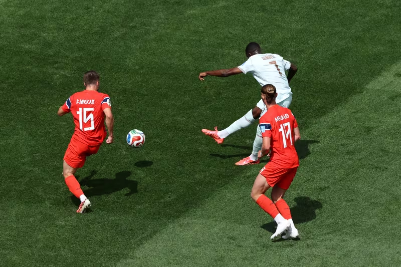 卧槽！卧槽！卧槽！登贝莱帽子戏法了！！！ 😱⚽️⚽️⚽️比赛才踢了32分钟啊！