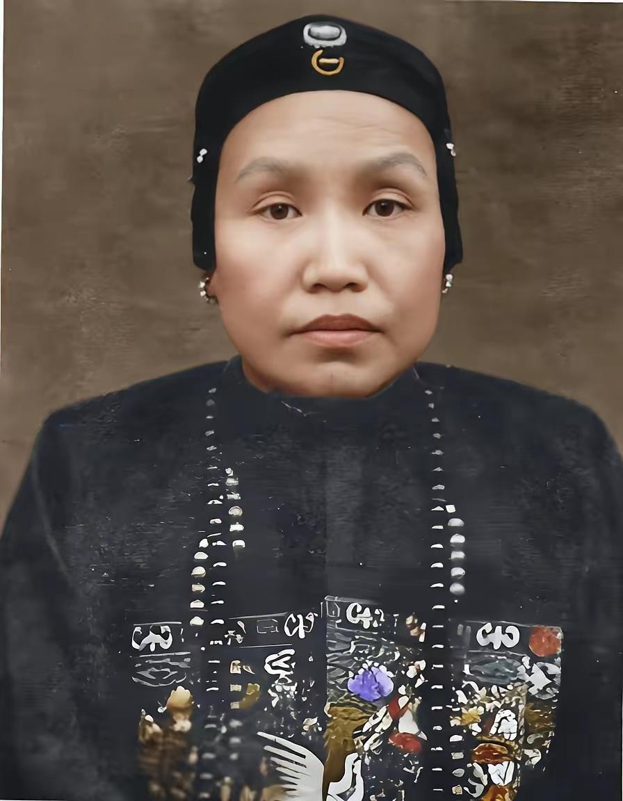 曾国藩新婚，洞房花烛夜，曾国藩掀开新娘的红盖头，发现新娘被调了包，新娘啜泣说出事