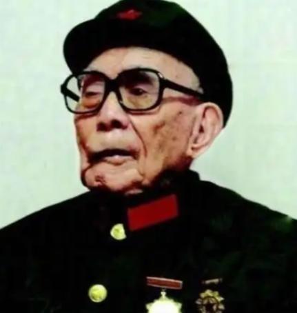 1949年，老红军黄明生回家，十几年的仗打完了，他以为是衣锦还乡，结果推开门却发