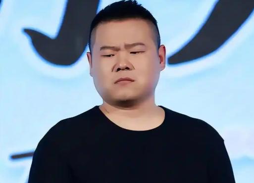 2018年，主持人问岳云鹏：对中国男足有啥见解？岳云鹏答：我挺想进中国男足的，因