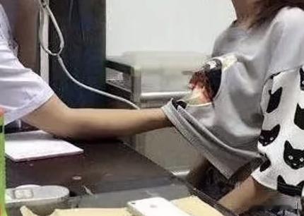 “我被摸胸猥亵20多次，一个道貌岸然的医生，实际上是一个龌蹉的色狼，实在太可怕了