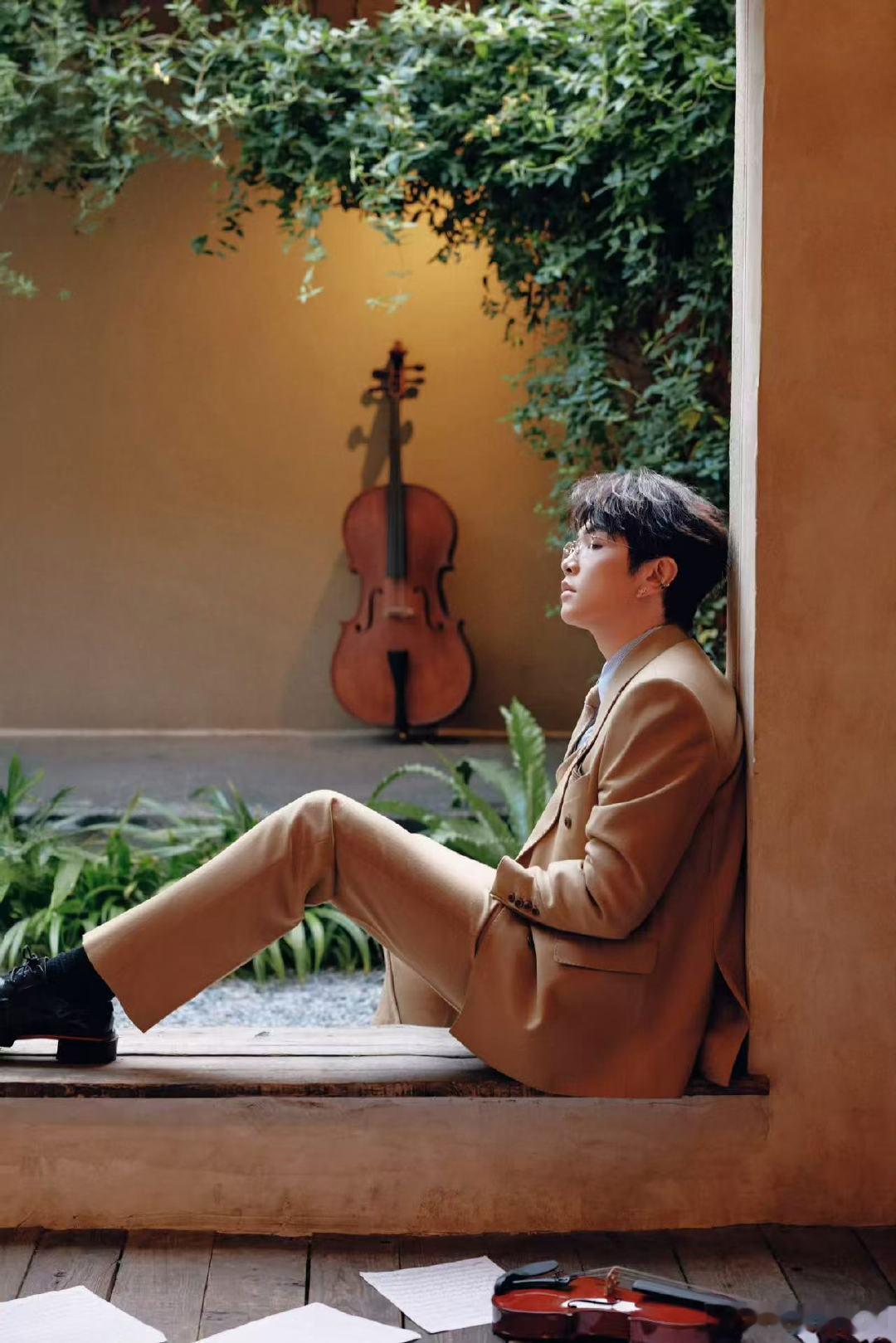 颜人中白西装加身自带复古感，音综里的金燕西演绎直接戳中情怀 