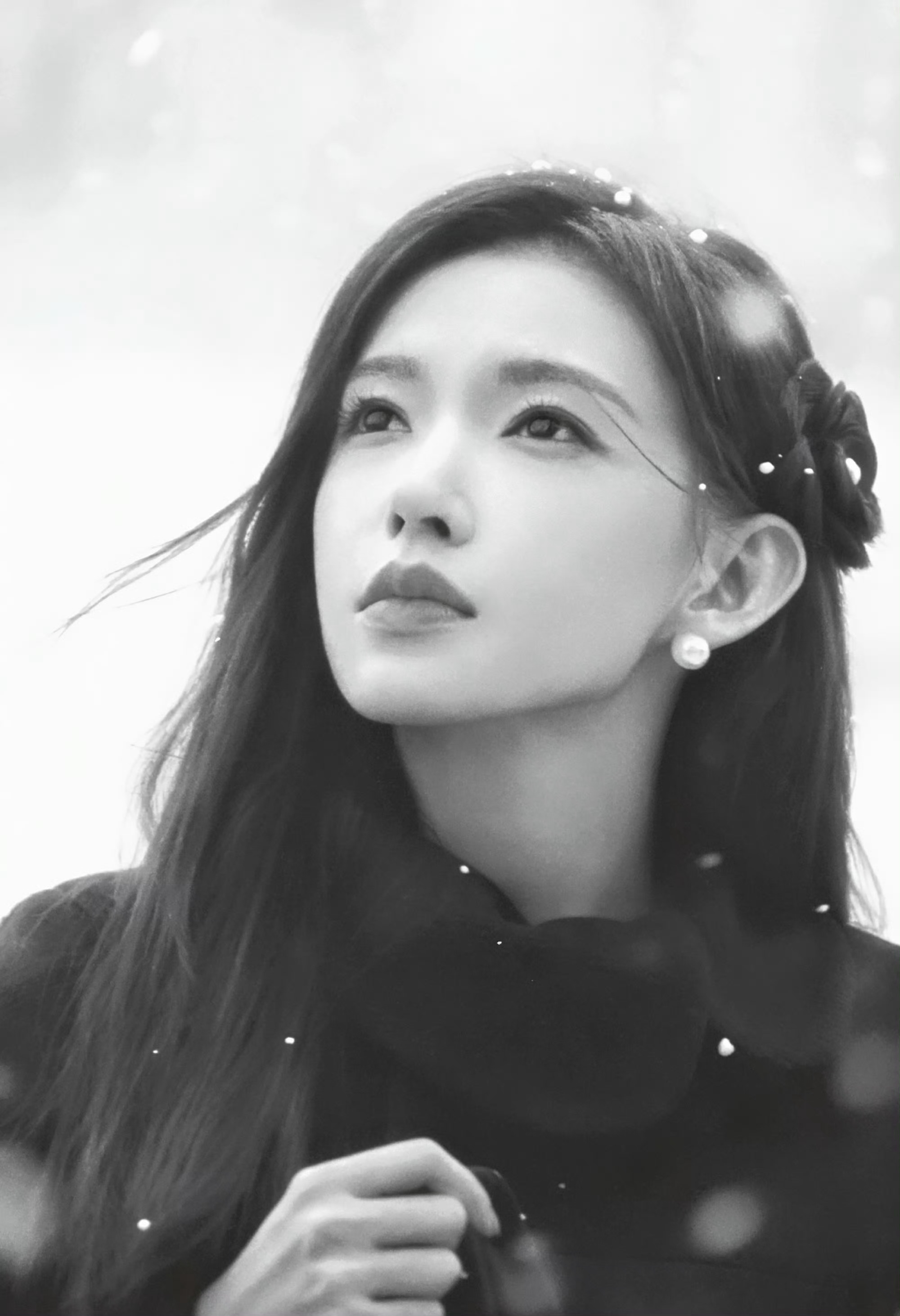 氛围感初雪大片来啦❄️黑发配黑大衣好有故事感，珍珠耳饰又添了点清冷的贵气，落在发