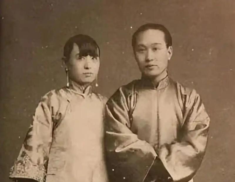 1918年，京剧大师荀慧生娶妻，入洞房后，迫不及待将新娘抱床上。不料，红盖头一掀