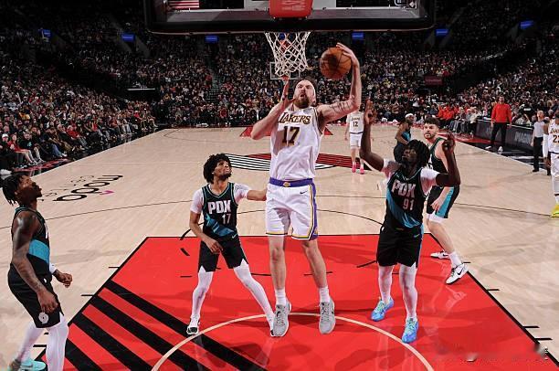 要我说湖人都菜成这样了，还不如给德鲁-蒂米多些时间了。反正谁上去都防不住，还不如