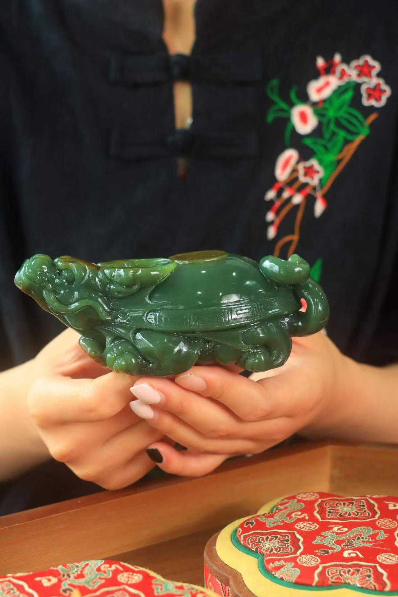 ·〈沙枣青·龙龟〉

精品和田玉沙枣青碧玉，玉质细腻油润，颜色明亮鲜嫩，纯手工雕