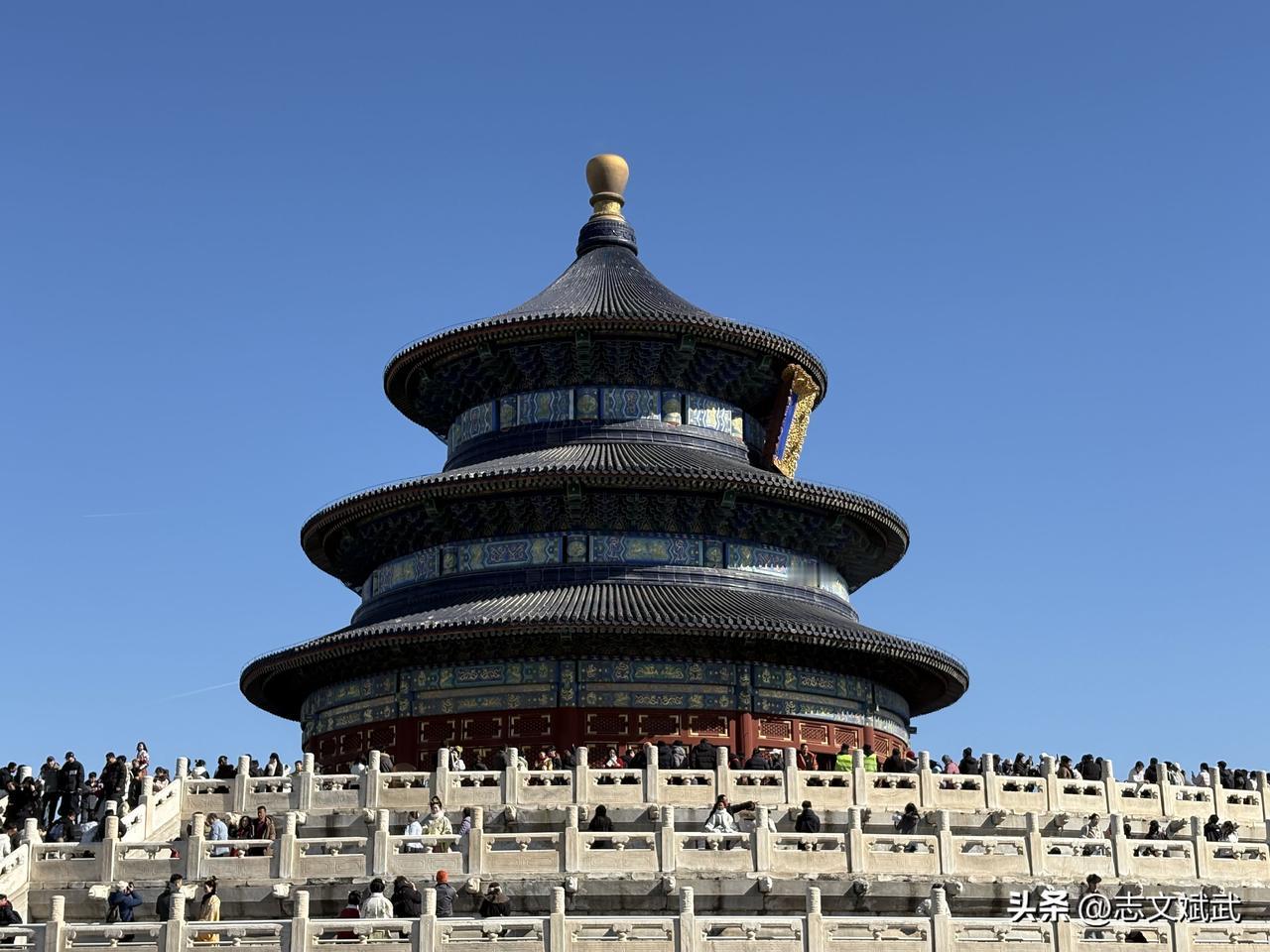 北京祈年殿，人山人海。